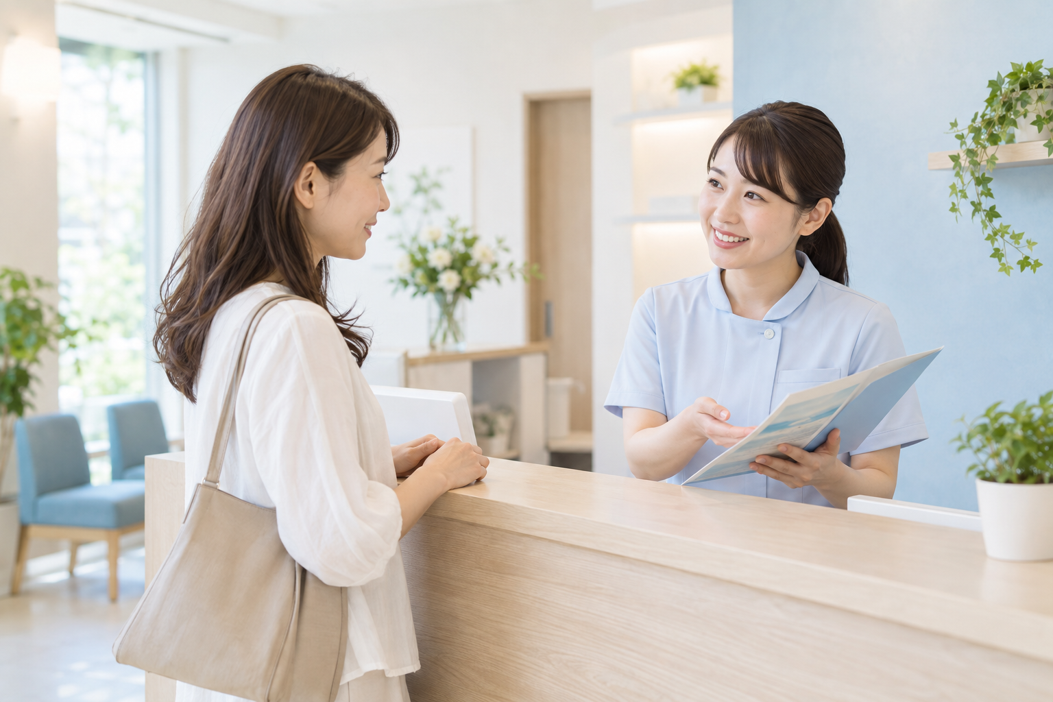 受付スタッフに相談する患者さま